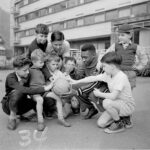 Pelé Instagram - Inspirar as crianças através do esporte. Esta foi uma das principais bandeiras levantadas por Pelé para proteger as futuras gerações. Incentivar o estudo, o acesso à saúde e o combate à pobreza. Rei dentro e fora dos gramados. . Inspiring children through sport. This was one of the main flags raised by Pelé to protect future generations. Encourage study, access to health and the fight against poverty. King on and off the pitch.