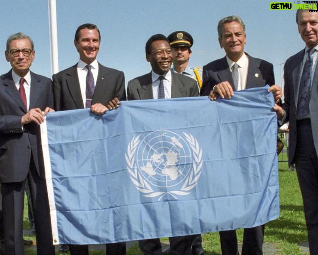 Pelé Instagram - Hoje é o Dia Mundial do Meio Ambiente. Falando nisso, você sabia que Pelé foi embaixador da Boa Vontade da ONU para o Meio Ambiente na Eco 92? Eis algumas fotos da época para lembrarmos do Rei lutando por essa causa fundamental. A Pelé Foundation envia sua mensagem de paz. Assim como Pelé, acreditamos que podemos construir um mundo sustentável em respeito às futuras gerações. . Today is World Environment Day. Speaking of which, did you know that Pelé was a UN Goodwill Ambassador for the Environment at the Earth Summit in 1992? Here are some photos from that time to remember the King fighting for this fundamental cause. The Pelé Foundation sends its message of peace. Just like Pelé, we believe that we can build a sustainable world with respect for future generations.