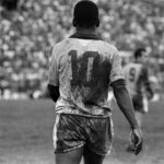 Pelé Instagram - Pelé nos ensinou que não há genialidade que sobreviva a falta de dedicação. O sucesso é a mistura do suor com o talento. É vestir a camisa 10, sem medo de sujar o uniforme inteiro em busca do resultado. . Pelé taught us that there is no genius that survives the lack of dedication. Success is a mixture of sweat and talent. Success is wearing the number 10 shirt, without fear of getting the entire uniform dirty in search of the result.