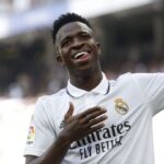 Pelé Instagram - Pelé sempre admirou o Vinicius, pela sua alegria e talento. Nas oportunidades que tiveram de conversar, o Rei adorava o carinho e respeito que nutriram um pelo outro. Neste dia, temos certeza absoluta que o Edson estaria nos pedindo para escrever isso, então assim o faremos. @vinijr, a Pelé Foundation te apoia e admira a sua coragem. Continue sendo uma voz ativa e nunca deixe de sorrir diante das adversidades. O racismo não tem mais espaço no esporte que tanto amamos. . Pelé always admired Vinicius for his joy and talent. In the opportunities they had to talk, the King loved the affection and respect they had for each other. On this day, we are absolutely certain that Edson would be asking us to write this, so we will do it. @vinijr, the Pelé Foundation supports you and admires your courage. Keep being a vocal advocate and never stop smiling in the face of adversity. Racism no longer has a place in the sport we love so much.