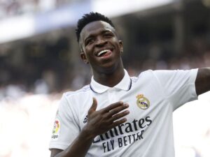 Pelé Instagram - Pelé sempre admirou o Vinicius, pela sua alegria e talento. Nas oportunidades que tiveram de conversar, o Rei adorava o carinho e respeito que nutriram um pelo outro. Neste dia, temos certeza absoluta que o Edson estaria nos pedindo para escrever isso, então assim o faremos. @vinijr, a Pelé Foundation te apoia e admira a sua coragem. Continue sendo uma voz ativa e nunca deixe de sorrir diante das adversidades. O racismo não tem mais espaço no esporte que tanto amamos.
.

Pelé always admired Vinicius for his joy and talent. In the opportunities they had to talk, the King loved the affection and respect they had for each other. On this day, we are absolutely certain that Edson would be asking us to write this, so we will do it. @vinijr, the Pelé Foundation supports you and admires your courage. Keep being a vocal advocate and never stop smiling in the face of adversity. Racism no longer has a place in the sport we love so much.