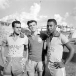 Pelé Instagram - A Pelé Foundation convida você a testar os seus conhecimentos sobre a história do futebol brasileiro. E então, você sabe quem está com o Rei nessa foto? . The Pelé Foundation invites you to test your knowledge of the history of Brazilian football. So, do you know who is with the King in this photo?