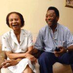 Pelé Instagram - No dia de hoje, esperamos que vocês possam estar sorrindo assim, como a Dona Celeste ao lado do seu filho. A Pelé Foundation deseja um Feliz Dia das Mães para todos. . Today, we hope you can be smiling like this, like Dona Celeste next to her son. The Pelé Foundation wishes everyone a Happy Mother's Day.