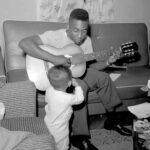Pelé Instagram - A música sempre fez parte da vida do Rei. Uma paixão que sempre o inspirou, em todas as etapas da sua vida. Era muito difícil ver uma foto de Pelé em sua casa, sem estar perto de um violão. . Music has always been a part of the King’s life — a passion that has consistently inspired him at every stage. It’s rare to come across a photo of Pelé in his home without a guitar nearby.