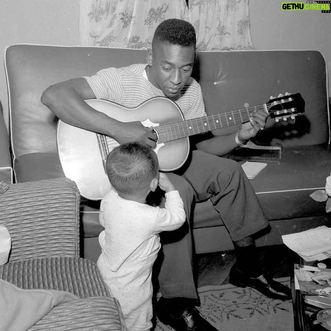 Pelé Instagram - A música sempre fez parte da vida do Rei. Uma paixão que sempre o inspirou, em todas as etapas da sua vida. Era muito difícil ver uma foto de Pelé em sua casa, sem estar perto de um violão. . Music has always been a part of the King’s life — a passion that has consistently inspired him at every stage. It’s rare to come across a photo of Pelé in his home without a guitar nearby.