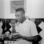 Pelé Instagram - Nada melhor para iniciar o dia, do que receber uma foto do Rei Pelé bebendo um clássico cafezinho. There’s nothing better than starting the day with a photo of King Pelé enjoying a classic cup of coffee.