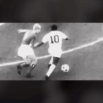 Pelé Instagram – Para continuar a celebração do mês do aniversário do @SantosFC, a Pelé Foundation resolveu compartilhar apenas alguns dribles e momentos da carreira do Rei vestindo esse manto. Apenas alguns, pois nunca seria possível colocar todos em um vídeo só. 
.
To continue the month of celebrations of @SantosFC birthday, the Pelé Foundation decided to share a few more plays and moments of the Rei’s career. But only a few, because it would be impossible to share all of them in just a video!