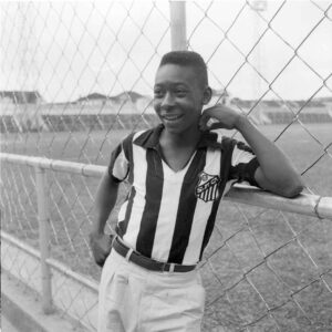 Pelé Instagram - Hoje é o dia de aniversário do clube que abrigou o Rei Pelé desde pequeno, até se transformar no maior de todos. Por isso, trouxemos algumas imagens do acervo pessoal, que mostram ele desde menino vestindo a camisa que mais amava vestir no mundo inteiro. Feliz aniversário, @santosfc!
.
Today is the birthday of the club that welcomed Pelé since he was little, until he became the biggest of all. For this reason, we have a few images from his personal file to share, that show him, since he was a boy, wearing his favorite shirt in the whole world! Happy birthday, @santosfc!