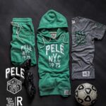 Pelé Instagram - 11 de junho de 1975, Manhattan. O grande Pelé do Brasil – o jogador de futebol mais célebre do mundo, bem como a figura mais mitológica – assinou o maior contrato da história dos esportes coletivos quando concordou em ingressar no New York Cosmos. Na América, foi um acontecimento cultural. Mais de 200 repórteres apareceram para ter uma visão da grandeza. Ninguém percebeu na época, mas quando Pelé estreou, quatro dias depois, ele abriu as portas para o esporte nos EUA. @rootsoffight está relembrando 1975, ano em que Pelé chegou à Big Apple, com esta nova coleção Pelé x NYC - exclusivamente em pele10.org /rootsoffight.com. #RootsofFight #KnowYourRoots . June 11, 1975, Midtown Manhattan. Brasil’s great Pelé — the world’s most celebrated soccer player, as well as its most mythological figure — signed the biggest contract in team sports history when he agreed to join the New York Cosmos. In America, it was a cultural happening. Over 200 reporters showed up at the Hunt Room within the “21” Club to get an eyeful of greatness. Nobody realized it at the time, but when Pelé debuted four days later he opened the floodgates for the sport in the U.S. @rootsoffight is throwing back to 1975, the year Pelé hit the Big Apple, with this new Pelé x NYC capsule - exclusively at pele10.org / rootsoffight.com. #RootsofFight #KnowYourRoots