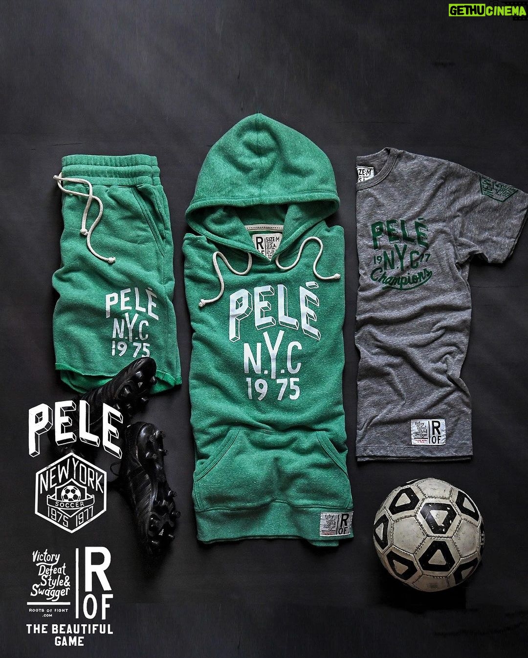 Pelé Instagram - 11 de junho de 1975, Manhattan. O grande Pelé do Brasil – o jogador de futebol mais célebre do mundo, bem como a figura mais mitológica – assinou o maior contrato da história dos esportes coletivos quando concordou em ingressar no New York Cosmos. Na América, foi um acontecimento cultural. Mais de 200 repórteres apareceram para ter uma visão da grandeza. Ninguém percebeu na época, mas quando Pelé estreou, quatro dias depois, ele abriu as portas para o esporte nos EUA. @rootsoffight está relembrando 1975, ano em que Pelé chegou à Big Apple, com esta nova coleção Pelé x NYC - exclusivamente em pele10.org /rootsoffight.com. #RootsofFight #KnowYourRoots . June 11, 1975, Midtown Manhattan. Brasil’s great Pelé — the world’s most celebrated soccer player, as well as its most mythological figure — signed the biggest contract in team sports history when he agreed to join the New York Cosmos. In America, it was a cultural happening. Over 200 reporters showed up at the Hunt Room within the “21” Club to get an eyeful of greatness. Nobody realized it at the time, but when Pelé debuted four days later he opened the floodgates for the sport in the U.S. @rootsoffight is throwing back to 1975, the year Pelé hit the Big Apple, with this new Pelé x NYC capsule - exclusively at pele10.org / rootsoffight.com. #RootsofFight #KnowYourRoots