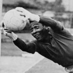 Pelé Instagram - Nunca perca a alegria. Inspire-se diante dos desafios. Para fazer a sua semana começar melhor, contagie-se com essa seleção de fotos do Rei feliz. Continue sorrindo! . Never miss the joy. Be inspired by the challenges. To start your week even better, get inspired with this selection of photos of the happy King. Keep smiling!