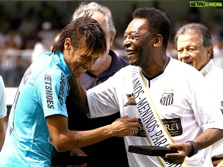 Pelé Instagram - Para sempre, Meninos da Vila! Parabéns, @neymarjr, por superar o Rei em gols pela Seleção Brasileira em jogos oficiais da FIFA. Com certeza Pelé está te aplaudindo hoje! . Meninos da Vila, forever! Congratulations, @neymarjr, for surpassing the King in goals for the Brazilian National Team in official FIFA matches. Surely Pelé is applauding you today!