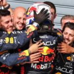 Pelé Instagram - Dez vitórias seguidas. Dez vezes no topo do pódio consecutivas. Um novo recorde. O Rei Pelé tinha amor pela @f1 e com certeza hoje ele estaria escrevendo para você, @maxverstappen1. A Pelé Foundation lhe parabeniza por esse marco, e por atingir um número tão importante. Afinal, sobre o número 10, somos especialistas. . Ten straight wins. Ten times on top of the podium in a row. A new record. King Pelé had a love for Formula 1, and he would certainly be writing to you today, @maxverstappen1. The Pelé Foundation congratulates you on this milestone, and on reaching such an important number. After all, about the number 10, we are experts.