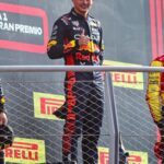 Pelé Instagram - Dez vitórias seguidas. Dez vezes no topo do pódio consecutivas. Um novo recorde. O Rei Pelé tinha amor pela @f1 e com certeza hoje ele estaria escrevendo para você, @maxverstappen1. A Pelé Foundation lhe parabeniza por esse marco, e por atingir um número tão importante. Afinal, sobre o número 10, somos especialistas. . Ten straight wins. Ten times on top of the podium in a row. A new record. King Pelé had a love for Formula 1, and he would certainly be writing to you today, @maxverstappen1. The Pelé Foundation congratulates you on this milestone, and on reaching such an important number. After all, about the number 10, we are experts.