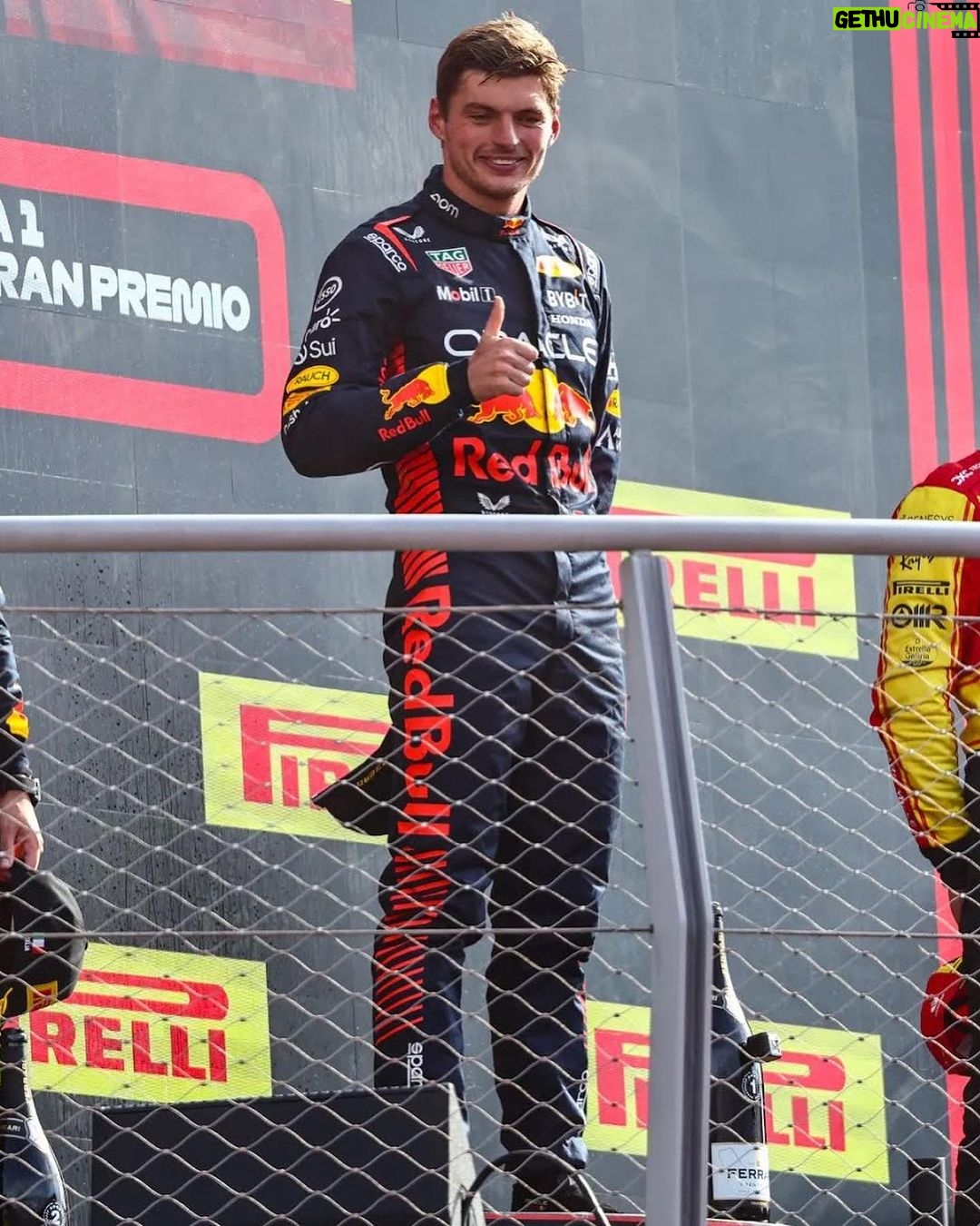 Pelé Instagram - Dez vitórias seguidas. Dez vezes no topo do pódio consecutivas. Um novo recorde. O Rei Pelé tinha amor pela @f1 e com certeza hoje ele estaria escrevendo para você, @maxverstappen1. A Pelé Foundation lhe parabeniza por esse marco, e por atingir um número tão importante. Afinal, sobre o número 10, somos especialistas. . Ten straight wins. Ten times on top of the podium in a row. A new record. King Pelé had a love for Formula 1, and he would certainly be writing to you today, @maxverstappen1. The Pelé Foundation congratulates you on this milestone, and on reaching such an important number. After all, about the number 10, we are experts.