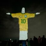 Pelé Instagram - Uma noite de homenagens ao Rei do Futebol, Edson Arantes do Nascimento, o jogador brasileiro conhecido mundialmente como Pelé. Hoje, quando se completa 1 ano de falecimento do atleta do século, o Santuário Arquidiocesano Cristo Redentor, por meio do Núcleo Esporte e Fé, e a Fundação Pelé realizaram uma cerimônia que relembrou os feitos do maior ídolo do futebol nacional e mundial e contou com uma mensagem escrita pelo Papa @franciscus. Ao final do evento, uma projeção especial no monumento ao Cristo Redentor encerrou as homenagens ao jogador que encantou o mundo inteiro em vida e sempre será uma grande inspiração a todos os brasileiros. . #Pelé #SantuárioCristoRedentor #FundaçãoPelé #CristoRedentorOficial #CristoRedentor