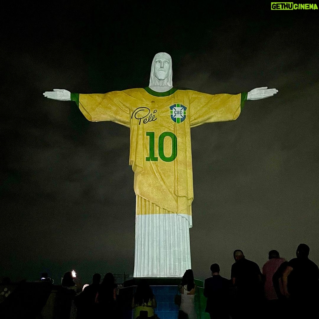 Pelé Instagram - Uma noite de homenagens ao Rei do Futebol, Edson Arantes do Nascimento, o jogador brasileiro conhecido mundialmente como Pelé. Hoje, quando se completa 1 ano de falecimento do atleta do século, o Santuário Arquidiocesano Cristo Redentor, por meio do Núcleo Esporte e Fé, e a Fundação Pelé realizaram uma cerimônia que relembrou os feitos do maior ídolo do futebol nacional e mundial e contou com uma mensagem escrita pelo Papa @franciscus. Ao final do evento, uma projeção especial no monumento ao Cristo Redentor encerrou as homenagens ao jogador que encantou o mundo inteiro em vida e sempre será uma grande inspiração a todos os brasileiros. . #Pelé #SantuárioCristoRedentor #FundaçãoPelé #CristoRedentorOficial #CristoRedentor