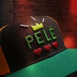 Pelé Instagram - Pelé é sinônimo da maior palavra de quatro letras que existe: Amor. Três Copas do Mundo. Um tesouro nacional no Brasil. O atleta mais icônico de todos os tempos. O Rei sozinho veste a coroa. @rootsoffight está apresentando um pouco da realeza de Pelé com esses novos bonés snapback - disponíveis agora em rootsoffight.com e pele10.org. #RootsofFight #KnowYourRoots . Pelé is synonymous with all the big four-letter words. Love. Hero. King. It’s the latter that the sporting world knew him as on the pitch, for it was Pelé who showed what true transcendence was over the course of three decades. Three World Cups. A national treasure in Brasil. The most iconic athlete ever. The King alone wears the crown. @rootsoffight is flexing some Pelé royalty with these new snapback hats - available now at rootsoffight.com & pele10.org. #RootsofFight #KnowYourRoots