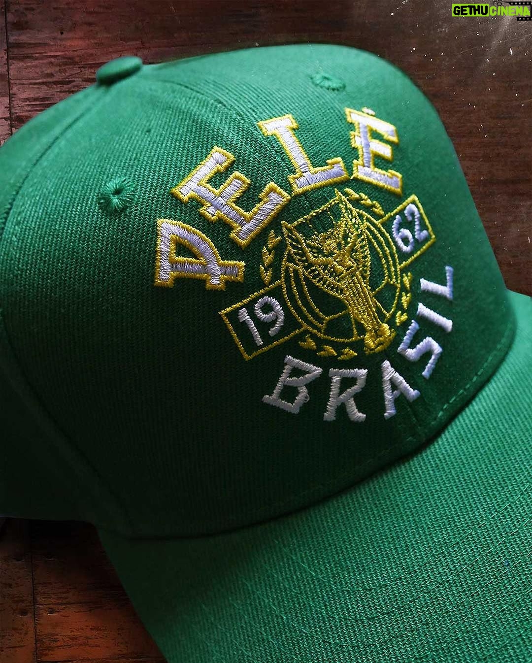 Pelé Instagram - Pelé é sinônimo da maior palavra de quatro letras que existe: Amor. Três Copas do Mundo. Um tesouro nacional no Brasil. O atleta mais icônico de todos os tempos. O Rei sozinho veste a coroa. @rootsoffight está apresentando um pouco da realeza de Pelé com esses novos bonés snapback - disponíveis agora em rootsoffight.com e pele10.org. #RootsofFight #KnowYourRoots . Pelé is synonymous with all the big four-letter words. Love. Hero. King. It’s the latter that the sporting world knew him as on the pitch, for it was Pelé who showed what true transcendence was over the course of three decades. Three World Cups. A national treasure in Brasil. The most iconic athlete ever. The King alone wears the crown. @rootsoffight is flexing some Pelé royalty with these new snapback hats - available now at rootsoffight.com & pele10.org. #RootsofFight #KnowYourRoots