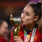 Pelé Instagram - Rei Pelé sempre falou sobre o futebol feminino e a importância do crescimento, investimento e incentivo para o desenvolvimento das mulheres no protagonismo do esporte. A Copa do Mundo que vimos foi resultado de muita luta, discursos, conscientização e trabalho duro. Hoje, a Pelé Foundation parabeniza a todas as mulheres envolvidas na competição: árbitras, organizadoras, atletas e treinadoras. Temos certeza que o Rei estaria muito orgulhoso da final que vimos ontem, entre Espanha e Inglaterra. Enviamos nossas condolências, solidariedade e carinho para Olga Carmona, que viveu um dos momentos mais felizes e tristes da sua vida no mesmo dia. Por fim, parabéns especial a seleção espanhola pela linda campanha. . Rei Pelé always spoke about women's football and the importance of growth, investment and encouragement for the development of women in the sport's leading role. The World Cup we saw was the result of a lot of struggle, speeches, awareness and hard work. Today, the Pelé Foundation congratulates all the women involved in the competition: referees, organizers, athletes and coaches. We are sure that the King would be very proud of the final we saw yesterday between Spain and England. We send our condolences, solidarity and affection to Olga Carmona, who lived one of the happiest and saddest moments of her life on the same day. Finally, special congratulations to the Spanish team for the beautiful campaign.
