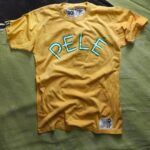 Pelé Instagram - Na América do Norte o verão está chegando ao fim, mas as promoções estão apenas esquentando na @rootsoffight. Tudo está incluso com descontos de até 50%. As economias estão lá, cabe a você aproveitá-las antes que seja tarde demais. Não perca - acesse Rootsoffight.com agora. #RootsofFight #ConheçaSuasRaízes . Summer is coming to an end but the sales are just heating up at @rootsoffight. Everything is included at up to 50% off. The savings are there, it’s up to you to grab them before it’s too late. Don’t miss it - go to Rootsoffight.com now. #RootsofFight #KnowYourRoots