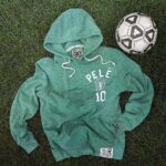 Pelé Instagram - Na América do Norte o verão está chegando ao fim, mas as promoções estão apenas esquentando na @rootsoffight. Tudo está incluso com descontos de até 50%. As economias estão lá, cabe a você aproveitá-las antes que seja tarde demais. Não perca - acesse Rootsoffight.com agora. #RootsofFight #ConheçaSuasRaízes . Summer is coming to an end but the sales are just heating up at @rootsoffight. Everything is included at up to 50% off. The savings are there, it’s up to you to grab them before it’s too late. Don’t miss it - go to Rootsoffight.com now. #RootsofFight #KnowYourRoots