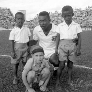 Pelé Instagram - Neste Natal, lembre-se das criancinhas. Faça uma pequena ação solidária para as crianças carentes do Brasil. É o que o Rei Pelé gostaria. A Pelé Foundation deseja um Natal cheio de paz, amor e solidariedade para todos. 
.
This Christmas, let’s remember the little children. Take a small solidarity action for needy children in Brazil. This is what King Pelé would appreciate. The Pelé Foundation wishes everyone a Christmas full of peace, love, and solidarity.