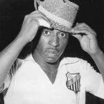 Pelé Instagram - O Rei Pelé amava comprar e usar chapéus de países onde visitava pelas excursões que fazia com o Santos ou Seleção Brasileira. Encontramos essas fotos raras do Rei em suas excursões pelo mundo com o acessório. Você consegue adivinhar em quais países ele estava nas fotos? . King Pelé loved to buy and wear hats from countries where he visited for the excursions he made with Santos or the Brazilian National Team. We found these rare photos of the King on his world tours with the accessory. Can you guess which countries he was in in the photos?