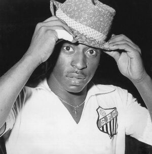 Pelé Instagram - O Rei Pelé amava comprar e usar chapéus de países onde visitava pelas excursões que fazia com o Santos ou Seleção Brasileira. Encontramos essas fotos raras do Rei em suas excursões pelo mundo com o acessório. Você consegue adivinhar em quais países ele estava nas fotos?
.
King Pelé loved to buy and wear hats from countries where he visited for the excursions he made with Santos or the Brazilian National Team. We found these rare photos of the King on his world tours with the accessory. Can you guess which countries he was in in the photos?