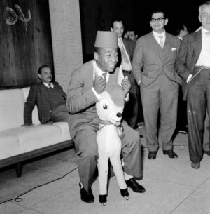 Pelé Instagram - O Rei Pelé amava comprar e usar chapéus de países onde visitava pelas excursões que fazia com o Santos ou Seleção Brasileira. Encontramos essas fotos raras do Rei em suas excursões pelo mundo com o acessório. Você consegue adivinhar em quais países ele estava nas fotos?
.
King Pelé loved to buy and wear hats from countries where he visited for the excursions he made with Santos or the Brazilian National Team. We found these rare photos of the King on his world tours with the accessory. Can you guess which countries he was in in the photos?