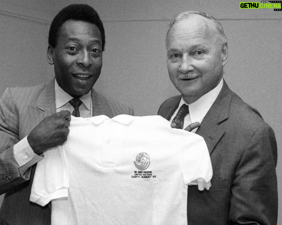 Pelé Instagram - Hoje é o Dia Mundial do Meio Ambiente. Falando nisso, você sabia que Pelé foi embaixador da Boa Vontade da ONU para o Meio Ambiente na Eco 92? Eis algumas fotos da época para lembrarmos do Rei lutando por essa causa fundamental. A Pelé Foundation envia sua mensagem de paz. Assim como Pelé, acreditamos que podemos construir um mundo sustentável em respeito às futuras gerações. . Today is World Environment Day. Speaking of which, did you know that Pelé was a UN Goodwill Ambassador for the Environment at the Earth Summit in 1992? Here are some photos from that time to remember the King fighting for this fundamental cause. The Pelé Foundation sends its message of peace. Just like Pelé, we believe that we can build a sustainable world with respect for future generations.
