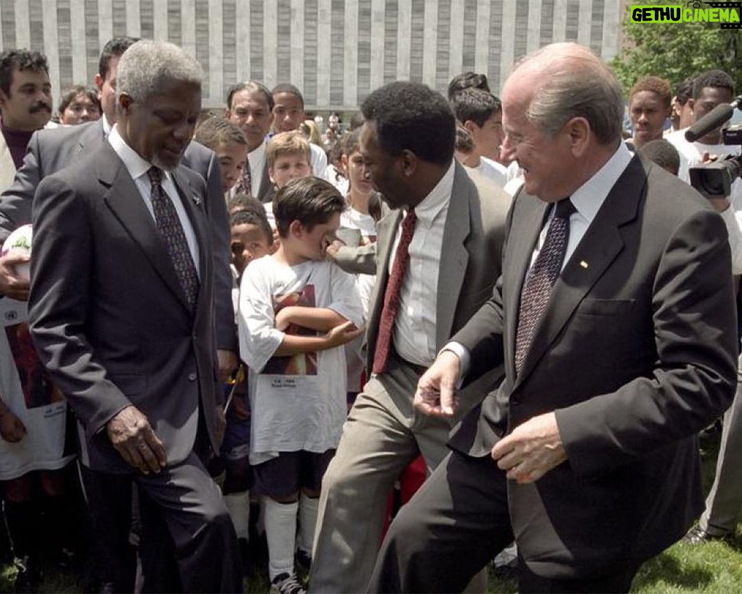 Pelé Instagram - Hoje é o Dia Mundial do Meio Ambiente. Falando nisso, você sabia que Pelé foi embaixador da Boa Vontade da ONU para o Meio Ambiente na Eco 92? Eis algumas fotos da época para lembrarmos do Rei lutando por essa causa fundamental. A Pelé Foundation envia sua mensagem de paz. Assim como Pelé, acreditamos que podemos construir um mundo sustentável em respeito às futuras gerações. . Today is World Environment Day. Speaking of which, did you know that Pelé was a UN Goodwill Ambassador for the Environment at the Earth Summit in 1992? Here are some photos from that time to remember the King fighting for this fundamental cause. The Pelé Foundation sends its message of peace. Just like Pelé, we believe that we can build a sustainable world with respect for future generations.