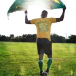Pelé Instagram - Chegou o fim de semana do Memorial Day e também a promoção em todo o site da @rootsoffight. Celebre o início não oficial do verão com descontos de até 60% em toda a coleção do Pelé e no resto do lendário elenco da ROF. Equipamentos de qualidade premium com um significado real. Acesse rootsoffight.com . Memorial Day Weekend is here and so is the @rootsoffight site wide sale. Mark the unofficial start of Summer with up to 60% off across Pelé's collection and the rest of the legendary ROF roster. Premium quality gear with a real meaning. Treat yourself at rootsoffight.com #RootsofFight #KnowYourRoots