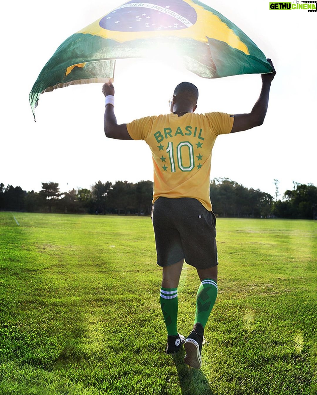 Pelé Instagram - Chegou o fim de semana do Memorial Day e também a promoção em todo o site da @rootsoffight. Celebre o início não oficial do verão com descontos de até 60% em toda a coleção do Pelé e no resto do lendário elenco da ROF. Equipamentos de qualidade premium com um significado real. Acesse rootsoffight.com . Memorial Day Weekend is here and so is the @rootsoffight site wide sale. Mark the unofficial start of Summer with up to 60% off across Pelé's collection and the rest of the legendary ROF roster. Premium quality gear with a real meaning. Treat yourself at rootsoffight.com #RootsofFight #KnowYourRoots