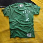 Pelé Instagram - Chegou o fim de semana do Memorial Day e também a promoção em todo o site da @rootsoffight. Celebre o início não oficial do verão com descontos de até 60% em toda a coleção do Pelé e no resto do lendário elenco da ROF. Equipamentos de qualidade premium com um significado real. Acesse rootsoffight.com . Memorial Day Weekend is here and so is the @rootsoffight site wide sale. Mark the unofficial start of Summer with up to 60% off across Pelé's collection and the rest of the legendary ROF roster. Premium quality gear with a real meaning. Treat yourself at rootsoffight.com #RootsofFight #KnowYourRoots