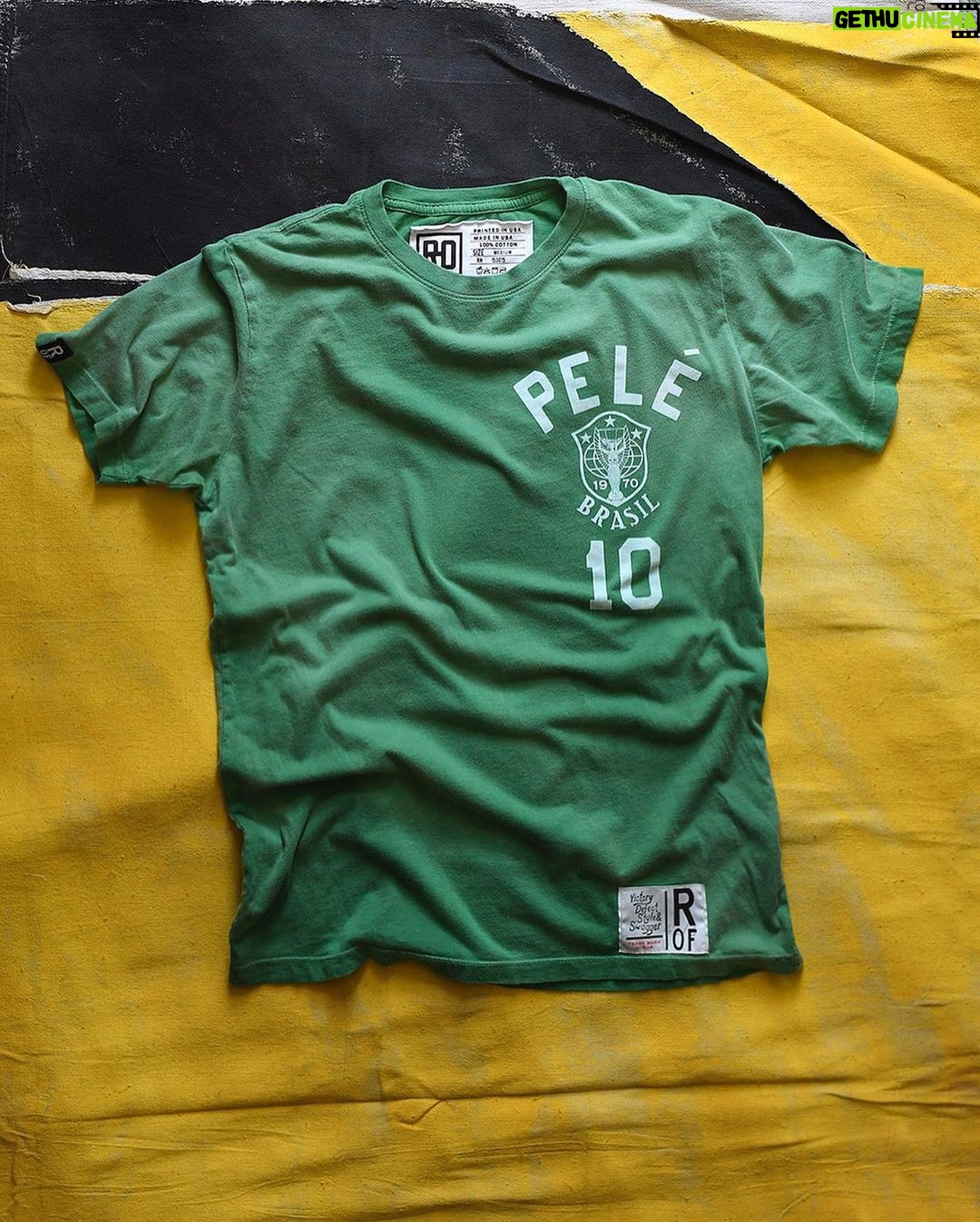 Pelé Instagram - Chegou o fim de semana do Memorial Day e também a promoção em todo o site da @rootsoffight. Celebre o início não oficial do verão com descontos de até 60% em toda a coleção do Pelé e no resto do lendário elenco da ROF. Equipamentos de qualidade premium com um significado real. Acesse rootsoffight.com . Memorial Day Weekend is here and so is the @rootsoffight site wide sale. Mark the unofficial start of Summer with up to 60% off across Pelé's collection and the rest of the legendary ROF roster. Premium quality gear with a real meaning. Treat yourself at rootsoffight.com #RootsofFight #KnowYourRoots
