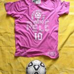 Pelé Instagram - Chegou o fim de semana do Memorial Day e também a promoção em todo o site da @rootsoffight. Celebre o início não oficial do verão com descontos de até 60% em toda a coleção do Pelé e no resto do lendário elenco da ROF. Equipamentos de qualidade premium com um significado real. Acesse rootsoffight.com . Memorial Day Weekend is here and so is the @rootsoffight site wide sale. Mark the unofficial start of Summer with up to 60% off across Pelé's collection and the rest of the legendary ROF roster. Premium quality gear with a real meaning. Treat yourself at rootsoffight.com #RootsofFight #KnowYourRoots