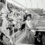 Pelé Instagram - O Rei de volta em sua casa, depois de conquistar a sua primeira Copa do Mundo. Apenas 17 anos, e todo um reinado pela frente. . The King returning home, after winning his first World Cup. Just 17 years, and a long reign ahead.