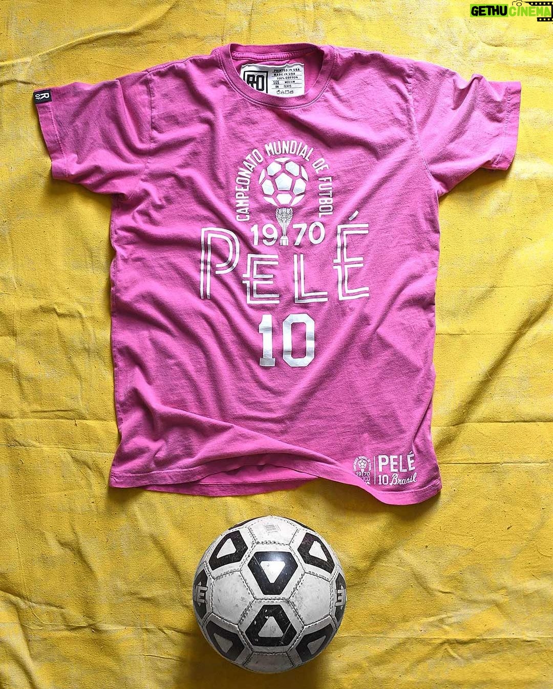 Pelé Instagram - Celebre o Dia das Mães e o início da temporada de verão no @rootsoffight Mother’s Day Sale! Até 60% de desconto em tudo no site - essa é a oportunidade perfeita para aproveitar. Vá até rootsoffight.com antes que todas edições limitadas acabem. #RootsofFight #KnowYourRoots . Celebrate Mother’s Day and the start of the Summer season with the @rootsoffight Mother’s Day Sale! Up to 60% off everything on site - this is the perfect opportunity to prep for the changing seasons. Go to rootsoffight.com before all the limited edition styles are gone! #RootsofFight #KnowYourRoots