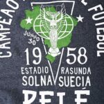 Pelé Instagram - "Eu fiquei triste de ver meu pai chorar quando o Brasil perdeu a Copa de 1950. Naquele mesmo dia, eu prometi a ele que eu iria ganhar uma Copa do Mundo" Oito anos depois, em 1958 na Suécia, o Pelé de 17 anos cumpriu sua palavra. Ele liderou o Brasil para sua primeira Copa do Mundo, se tornando o jogador mais novo na história do campeonato a marcar um gol. O novo moletom da @rootsoffight celebra a famosa promessa que Pelé fez a seu pai - só em rootsoffight.com #RootsofFight #KnowYourRoots . "I was sad to see my father cry when Brasil lost the 1950 World Cup. That same day, I promised him that I would win a World Cup.” Eight years later, in 1958 in Sweden, a 17-year-old Pelé made good on his promise. He led Brasil to its first ever World Cup, becoming the youngest player in the tournament’s history to score a goal. The new @rootsoffight sweatshirt celebrates that famous promise Pelé kept with his father - only at rootsoffight.com. #RootsofFight #KnowYourRoots