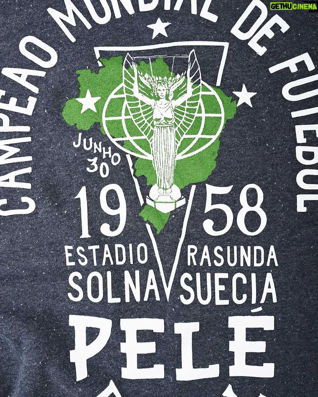 Pelé Instagram - "Eu fiquei triste de ver meu pai chorar quando o Brasil perdeu a Copa de 1950. Naquele mesmo dia, eu prometi a ele que eu iria ganhar uma Copa do Mundo" Oito anos depois, em 1958 na Suécia, o Pelé de 17 anos cumpriu sua palavra. Ele liderou o Brasil para sua primeira Copa do Mundo, se tornando o jogador mais novo na história do campeonato a marcar um gol. O novo moletom da @rootsoffight celebra a famosa promessa que Pelé fez a seu pai - só em rootsoffight.com #RootsofFight #KnowYourRoots . "I was sad to see my father cry when Brasil lost the 1950 World Cup. That same day, I promised him that I would win a World Cup.” Eight years later, in 1958 in Sweden, a 17-year-old Pelé made good on his promise. He led Brasil to its first ever World Cup, becoming the youngest player in the tournament’s history to score a goal. The new @rootsoffight sweatshirt celebrates that famous promise Pelé kept with his father - only at rootsoffight.com. #RootsofFight #KnowYourRoots