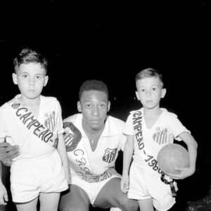 Pelé Instagram - Hoje é o dia de aniversário do clube que abrigou o Rei Pelé desde pequeno, até se transformar no maior de todos. Por isso, trouxemos algumas imagens do acervo pessoal, que mostram ele desde menino vestindo a camisa que mais amava vestir no mundo inteiro. Feliz aniversário, @santosfc!
.
Today is the birthday of the club that welcomed Pelé since he was little, until he became the biggest of all. For this reason, we have a few images from his personal file to share, that show him, since he was a boy, wearing his favorite shirt in the whole world! Happy birthday, @santosfc!