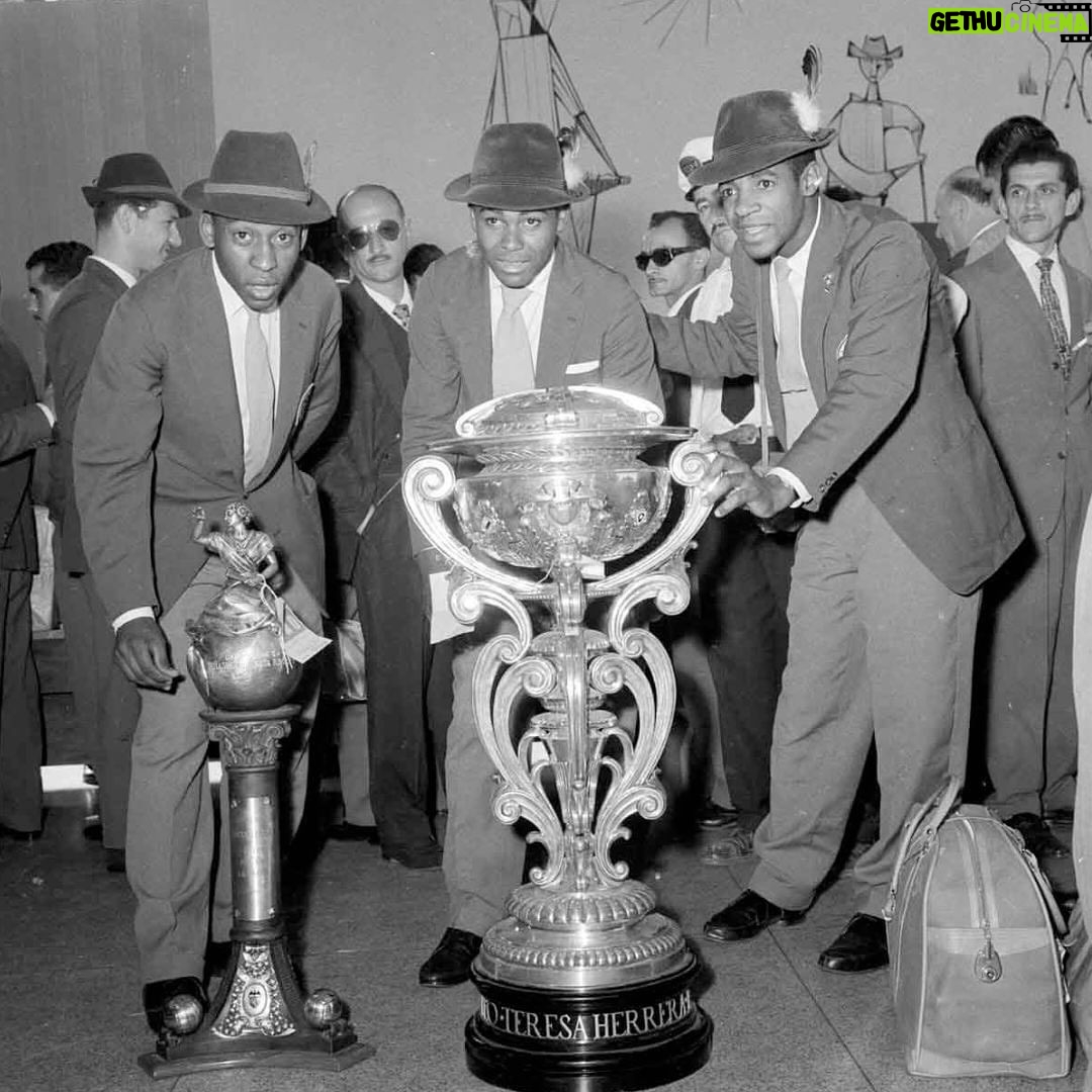 Pelé Instagram - Muito mais que um clube de futebol. Um escudo que desbravou fronteiras com pioneirismo e amor pelo Brasil. Um time que atravessou oceanos, levando o futebol brasileiro para diversos lugares do planeta. Um manto que inspirou a transformação do jeito de jogar futebol no mundo inteiro. Eis algumas fotos raras, para lembrarmos da história do @santosfc, que é grandiosa e nunca irá se apagar. . Much more than a football club, Santos FC is a shield that has explored frontiers with a pioneering spirit and a love for Brazil. It is a team that has crossed oceans, taking Brazilian football to different places on the planet. A mantle that has inspired the transformation of the way football is played around the world. Here are some rare photos to remind us of the great history of @santosfc, which will never fade away.