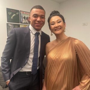 Pelé Instagram - Hoje compartilhamos algumas fotos de bastidores de uma memória recente, mas inesquecível. O dia em que a @fifa fez uma homenagem linda ao Rei. Deixamos aqui algumas fotos da Márcia Aoki, viúva de Pelé, recebendo o carinho de todos. #tbt 
.

Today we share some behind-the-scenes photos of a recent but unforgettable memory. The day @fifaworldcup made a beautiful tribute to the King. Here are some photos of Márcia Aoki, Pelé's widow, receiving everyone's affection. #tbt

Thank you, @ronaldo, @k.mbappe, @seujorge, @gianni_infantino, @oficialrc3 and and to everyone who made this tribute so beautiful.
