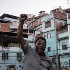 Pelé Instagram - Hoje completam-se três meses que Edson se despediu de nós. Preferimos lembrar dele fazendo o que mais amava: solidariedade. Aqui vão algumas fotos do Rei Pelé construindo a fundação que hoje continua seus trabalhos, em respeito ao seu legado. 
.
Today marks three months since Edson said goodbye to us. We prefer to remember him doing what he loved most: solidarity. Here are some photos of King Pelé building the foundation that today continues its work in respect of his legacy.