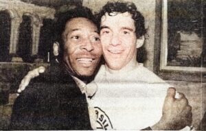 Pelé Instagram - Hoje seria o aniversário do maior piloto de Fórmula 1 da história, Ayrton Senna. Em celebração a essa data, a Pelé Foundation divide com vocês a única foto dos dois juntos. Rei Pelé era fanático por Fórmula 1 e não poderíamos deixar de fazer esta pequena homenagem.
.
Today would have been the birthday of the greatest Formula 1 driver in history, Ayrton Senna. In celebration of that date, the Pelé Foundation shares with you the only photo of the two of them together. King Pelé was a Formula 1 fanatic and we couldn't help but pay this little tribute.