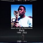 Pelé Instagram - Hoje a @fifa promoveu uma homenagem maravilhosa ao nosso Rei. Revivemos momentos inesquecíveis, em que a história de Pelé ajuda a escrever a história do esporte. Nos emocionamos ao lembrar do futebol brasileiro que encantou o mundo inteiro. Recordamos de como um menino negro não driblava apenas adversários, mas também ao preconceito. Lembramos como este garoto, que apenas queria conquistar uma Copa do Mundo para seu pai, fez isso três vezes, e acabou inspirando as futuras gerações a entenderem que o que há de mais motivador no esporte é o amor. A Pelé Foundation agradece a todos pela preservação deste legado, que não impactou apenas ao esporte, mas a toda sociedade. Compartilhar essas memórias é o que faz Pelé ser o que ele sempre será… Eterno. Obrigado ao @gianni_infantino, @ronaldo, Jairzinho e @carlilloyd pelas lindas palavras. Também agradecemos a Márcia Aoki, que dividiu sua emoção e gratidão com todos os fãs do esporte, de forma tão generosa. Parabéns a @alexiaputellas e @leomessi, pelos prêmios de melhores jogadores do mundo em 2022. . Today @fifaworldcup promoted a wonderful tribute to our King. We relive unforgettable moments, in which Pelé's story helps to write the history of the sport. We are moved to remember the Brazilian football that enchanted the whole world. We remember how a black boy not only dribbled opponents, but also prejudice. We remember how this boy, who just wanted to win a World Cup for his father, did it three times, and ended up inspiring future generations to understand that the most motivating thing in sport is love. The Pelé Foundation thanks everyone for preserving this legacy, which has not only impacted sport, but society as a whole. Sharing those memories is what makes Pelé what he will always be… Eternal. Thanks to Gianni Infantino, Ronaldo, Jairzinho and Carli Lloyd for the beautiful words. And we also thank Márcia Aoki, who shared her emotion and gratitude with all the fans of the sport, so generously. Congratulations to Alexia Putellas and Lionel Messi for the 2022 World Player of the Year awards.