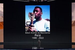Pelé Instagram - Hoje a @fifa promoveu uma homenagem maravilhosa ao nosso Rei. Revivemos momentos inesquecíveis, em que a história de Pelé ajuda a escrever a história do esporte. Nos emocionamos ao lembrar do futebol brasileiro que encantou o mundo inteiro. Recordamos de como um menino negro não driblava apenas adversários, mas também ao preconceito. Lembramos como este garoto, que apenas queria conquistar uma Copa do Mundo para seu pai, fez isso três vezes, e acabou inspirando as futuras gerações a entenderem que o que há de mais motivador no esporte é o amor. 

A Pelé Foundation agradece a todos pela preservação deste legado, que não impactou apenas ao esporte, mas a toda sociedade. Compartilhar essas memórias é o que faz Pelé ser o que ele sempre será… Eterno. 

Obrigado ao @gianni_infantino, @ronaldo, Jairzinho e @carlilloyd pelas lindas palavras.  Também agradecemos a Márcia Aoki, que dividiu sua emoção e gratidão com todos os fãs do esporte, de forma tão generosa. Parabéns a @alexiaputellas e @leomessi, pelos prêmios de melhores jogadores do mundo em 2022.

.

Today @fifaworldcup promoted a wonderful tribute to our King. We relive unforgettable moments, in which Pelé's story helps to write the history of the sport. We are moved to remember the Brazilian football that enchanted the whole world. We remember how a black boy not only dribbled opponents, but also prejudice. We remember how this boy, who just wanted to win a World Cup for his father, did it three times, and ended up inspiring future generations to understand that the most motivating thing in sport is love.

The Pelé Foundation thanks everyone for preserving this legacy, which has not only impacted sport, but society as a whole. Sharing those memories is what makes Pelé what he will always be… Eternal.

Thanks to Gianni Infantino, Ronaldo, Jairzinho and Carli Lloyd for the beautiful words. And we also thank Márcia Aoki, who shared her emotion and gratitude with all the fans of the sport, so generously. Congratulations to Alexia Putellas and Lionel Messi for the 2022 World Player of the Year awards.