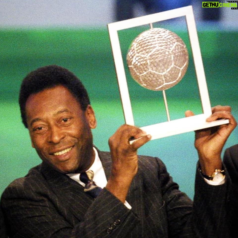 Pelé Instagram - Neste dia, há 23 anos, em uma cerimônia realizada em Roma, Itália, a Fifa anunciou que Pelé havia sido eleito o melhor Jogador do Século. A premiação foi compartilhada com Diego Armando Maradona, que recebeu mais votos na votação pela internet. Pelé foi o eleito pela maioria dos treinadores, jogadores e jornalistas consultados. . On this day, 23 years ago, at a ceremony held in Rome, Italy, FIFA announced that Pelé had been named the best Player of the Century. The award was shared with Diego Armando Maradona, who received the most votes in internet voting. Pelé was chosen by the majority of coaches, players and journalists consulted.