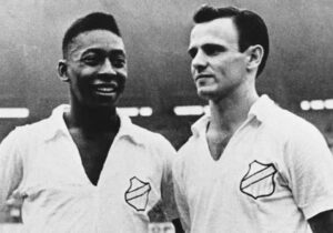 Pelé Instagram - Hoje o grande amigo do Rei Pelé, Pepe, faz aniversário. Desejamos muitos anos de vida para você, Canhão da Vila! Como você gosta de dizer, você sempre será o maior artilheiro humano do @santosfc! 
.
Today is King Pelé's great friend, Pepe, birthday. We wish you many years of life, Canhão da Vila! As you like to say, you will always be @santosfc's top human scorer!
